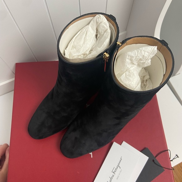 RARE Salvatore Ferragamo Pisa 70 Black Suede Booties, Size 5.5 - Picture 9 of 16